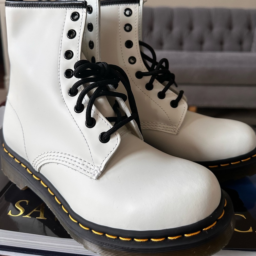 DR. MARTENS
WOMEN'S 1460 SMOOTH LEATHER BOOTS